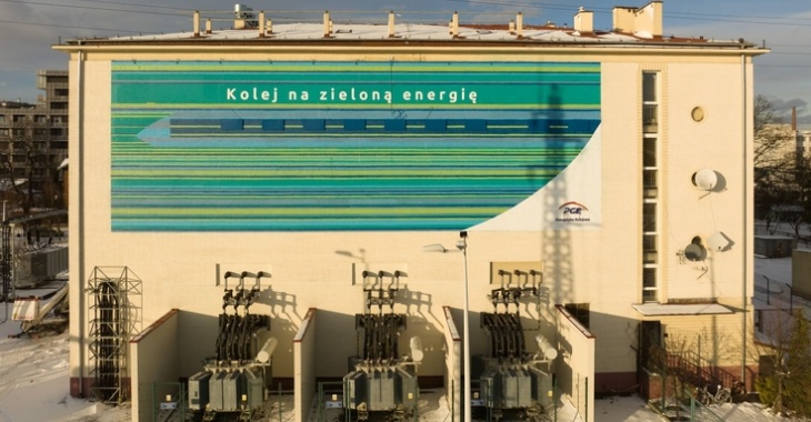 Kolej na zieloną energię – nowy mural na podstacji Warszawa Zachodnia od PGE Energetyka Kolejowa