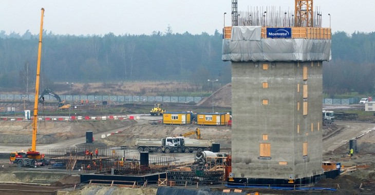 Pylony nowych bloków w Elektrowni Opole pną się do góry