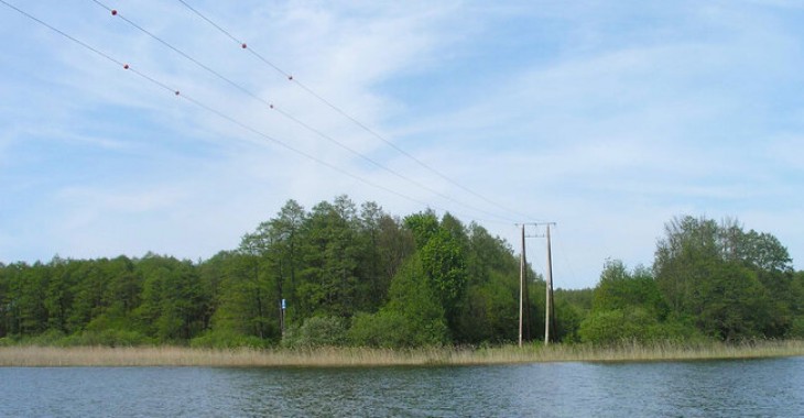 Będzie bezpieczniej. Linia energetyczna przeniesiona pod dno między jeziorami Płaskie i Jeziorak