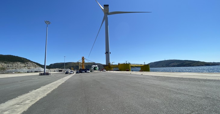 Ostatnia jednostka pierwszej półzanurzalnej pływającej farmy wiatrowej na świecie wyrusza z portu