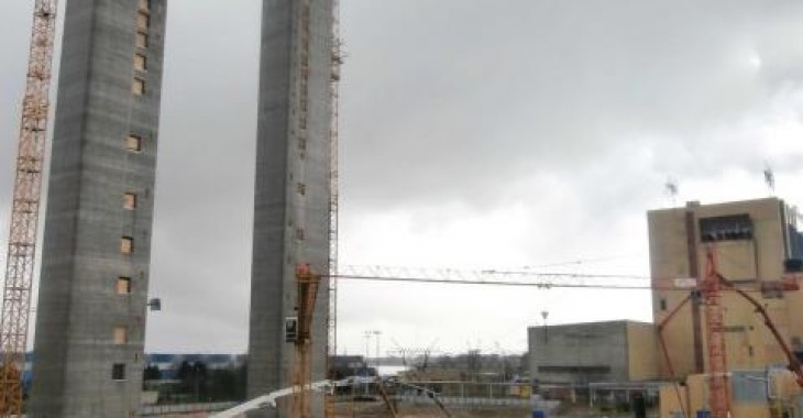 Wielka operacja betonowania na budowie bloku w Kozienicach
