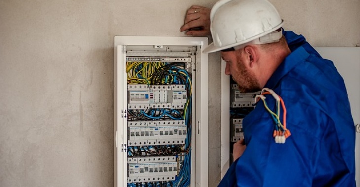 Instalacje elektryczne a bezpieczeństwo: jak unikać zagrożeń? Kluczowe zasady